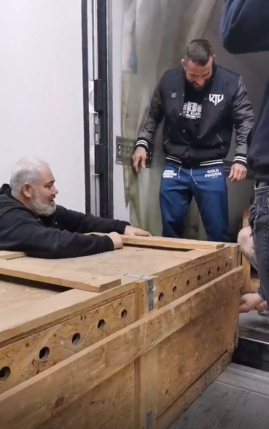 Vémola pomáhala bol pri všetkom dôležitom. Tešil sa, keď sa podarilo druhého krokodíla vrátiť do debny.
