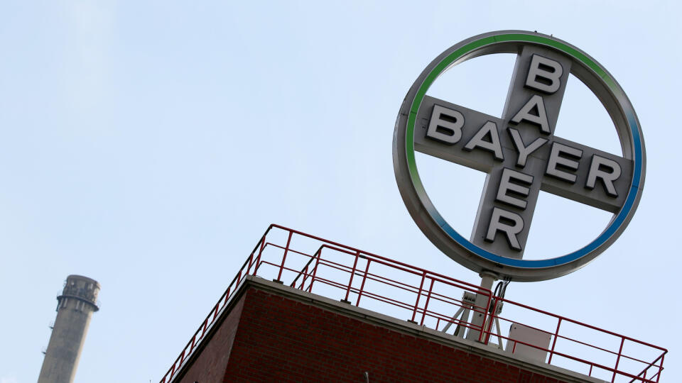WA 54 archív Wuppertal - Na archívnej snímke zo 16. septembra 2016 logo nemeckej farmaceutickej a chemickej spoločnosti Bayer sa nachádza na streche závodu v meste Wuppertal. Firma Bayer zaznamenala v 1. štvrťroku 2023 pokles zisku aj tržieb. Na hospodárenie negatívne vplývali inflácia a ústup cien herbicídnych prípravkov z ich vlaňajších maxím. Za celý rok 2023 Bayer očakáva zisk EBITDA približne 12,5 miliardy eur po zisku 13,5 miliardy eur v roku 2022. FOTO TASR/DPA
ARCHIV - 16.09.2016, Nor