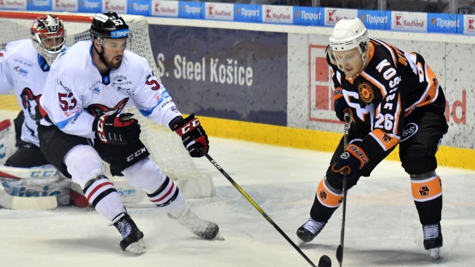 Na snímke vľavo hráč HC 05 iClinic Banská Bystrica Jacob Cardwell a vpravo hráč HC Košice David Květoň v zápase 31. kola Tipsport Ligy HC Košice – HC 05 iClinic Banská Bystrica v Košiciach 18. decembra 2019. FOTO TASR – Roman Hanc