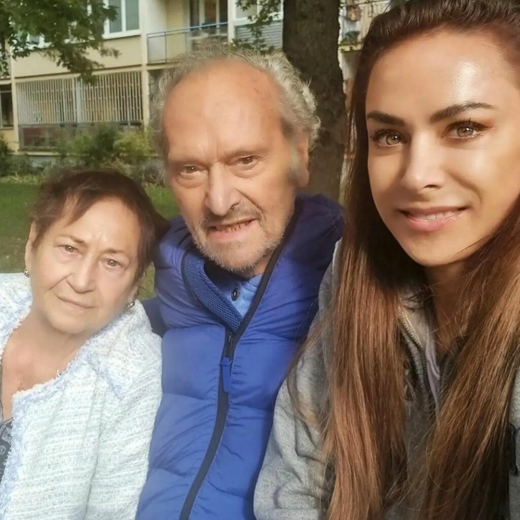 Zora s rodičmi.
