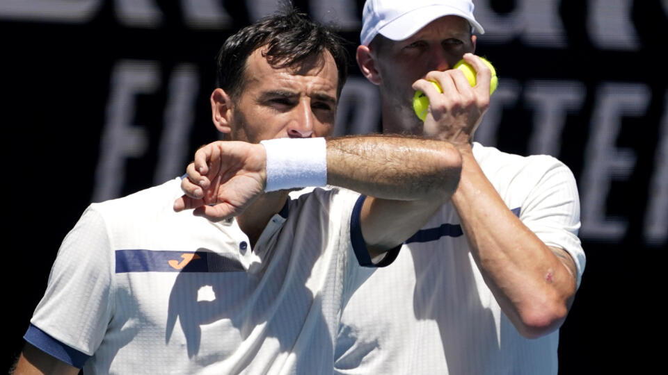 WA 4 Melbourne - Slovensko-chorvátsky deblový pár Filip Polášek (vpravo) a Ivan Dodig (vľavo) sa rozpráva počas semifinále mužskej dvojhry proti austrálskemu páru Max Purcell, Luke Saville na grandslamovom turnaji Australian Open v Melbourne 30. januára 2020. FOTO TASR/AP
Slovakia's Filip Polasek, right, and Croatia's Ivan Dodig talk during their doubles semifinal against Australia's Max Purcell and Luke Saville at the Australian Open tennis championship in Melbourne, Australia, Thursday, Ja