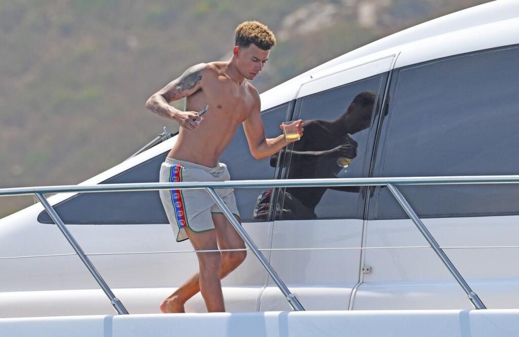 Dele Alli on holiday In St Tropez with girlfriend Ruby Futbalista Dele Alli zarába v Tottenhame 110 tisíc eur týždenne a pred pár týždňami sa mu vrátila šarmantná priateľka Ruby Mae. Aby na ňu opäť zapôsobil, tak si v St. Tropez požičal luxusnú jachtu Delhia za 45-tisíc eur na týždeň.