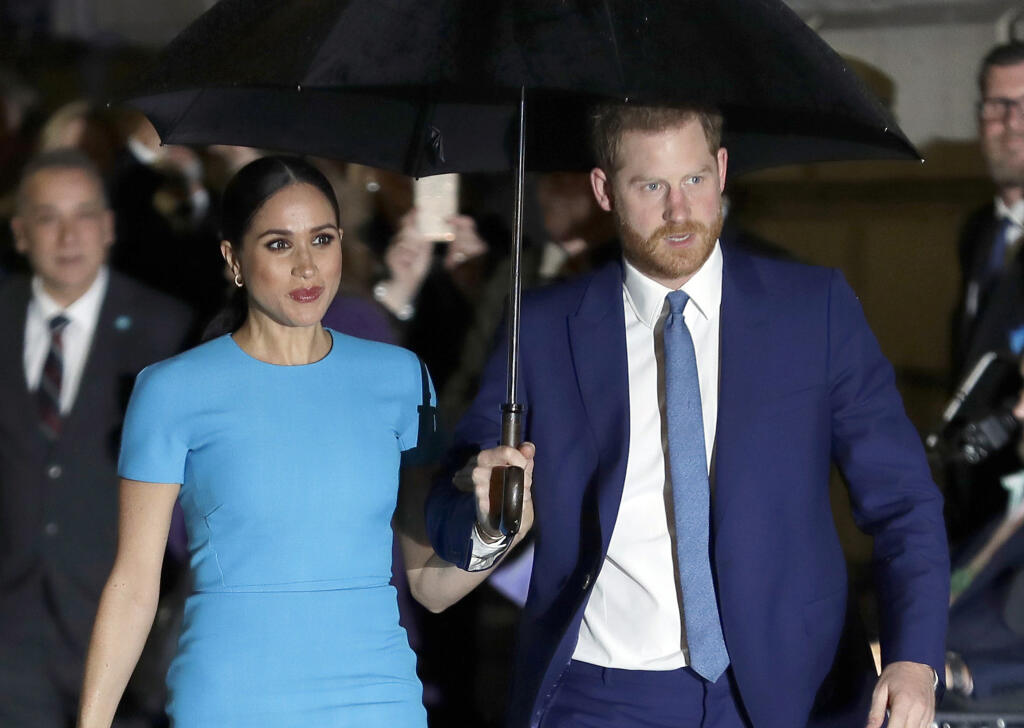 KK28 Londýn - Na archívnej snímke z 5. marca 2020 britský princ Harry a jeho manželka Meghan Markleová na odovzdávanie cien Endeavour Fund Awards v Londýne. Britský princ Harry a jeho manželka Meghan Markleová podali vo štvrtok 23. júla 2020 žalobu na jedného alebo viacerých bulvárnych fotografov. Obviňujú ich z toho, že bez povolenia zhotovovali zábery ich 14-mesačného syna Archieho. FOTO TASR/AP
FILE - Prince Harry and Meghan, the Duke and Duchess of Sussex arrive at the annual Endeavour Fund