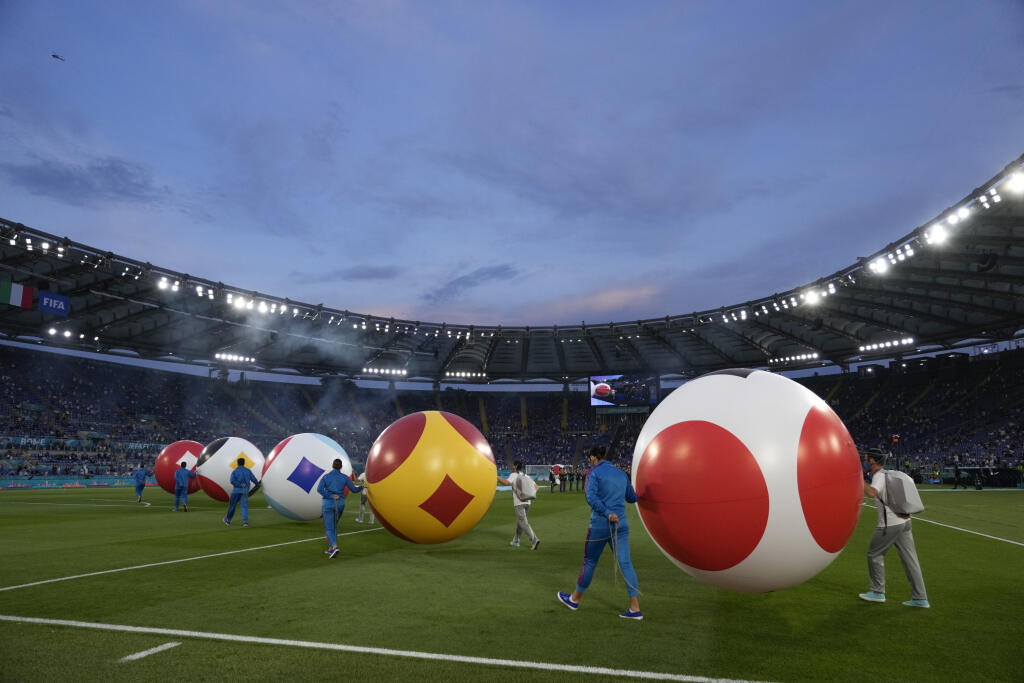 JB 32 Rím - Umelci počas vystúpenia na slávnostnom otvorení futbalových majstrovstiev Európy na Olympijskom štadióne v Ríme 11. júna 2021 pred zápasom Turecko - Taliansko na EURO 2020. FOTO TASR/AP
Artists perform during the opening ceremony prior to the Euro 2020, group A soccer match between Italy and Turkey, at the Rome Olympic stadium, Friday, June 11, 2021. (AP Photo/Alessandra Tarantino, Pool)