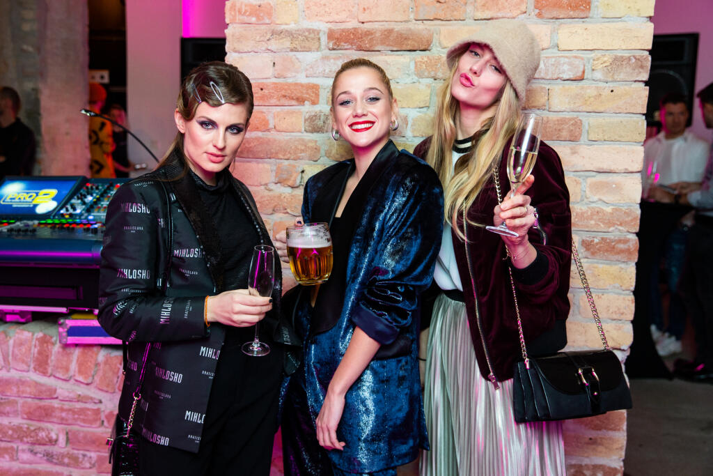 Krst videoklipu Emmy Drobnej v jednom z bratislavských podnikov. Na snímke Katarína „Becca“ Balážiová, Emma Drobná a Alexandra Gachulincová.