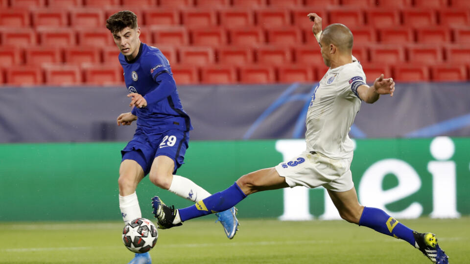 JB 36 Sevilla - Hráč Porto Pepe (vpravo) blokuje strelu Kaia Havertza z Chelsea v zápase štvrťfinále Ligy majstrov Chelsea Londýn - FC Porto v Seville 13. apríla 2021. FOTO TASR/AP
Porto's Pepe, right, tries to block a shot from Chelsea's Kai Havertz during the Champions League quarter final second leg soccer match between Chelsea and Porto at the Ramon Sanchez Pizjuan stadium, in Seville, Spain, Tuesday, April 13, 2021. (AP Photo/Angel Fernandez)
