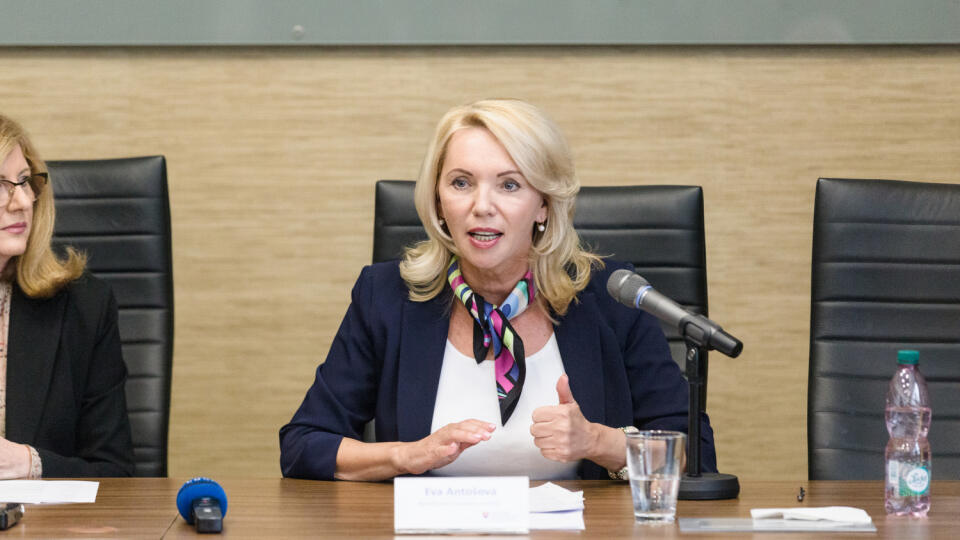 Na snímke je záber Evy Antošovej z tlačovej konferencie ministerstva polnohospodárstva o duálnych potravinách