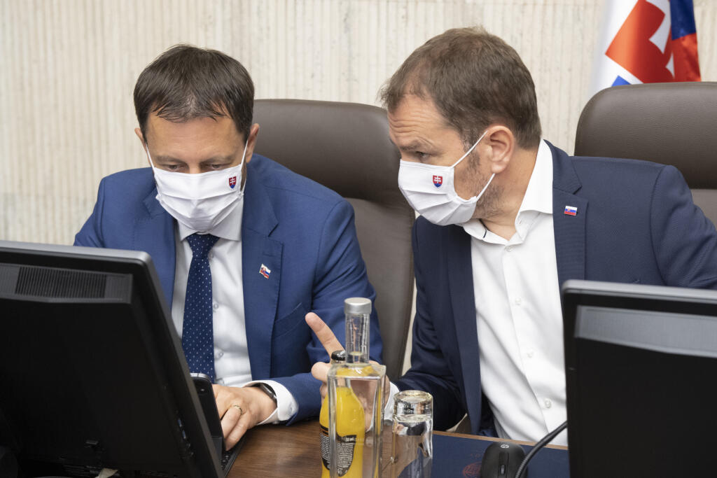 Na snímke zľava minister financií Eduard Heger (OĽaNO) a predseda vlády SR Igor Matovič (OĽaNO) počas 33. schôdze vlády SR v Bratislave. FOTO TASR - Pavel Neubauer