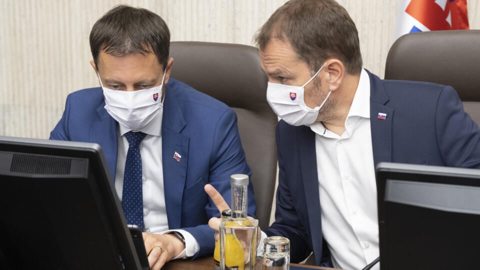 Na snímke zľava minister financií Eduard Heger (OĽaNO) a predseda vlády SR Igor Matovič (OĽaNO) počas 33. schôdze vlády SR v Bratislave. FOTO TASR - Pavel Neubauer
