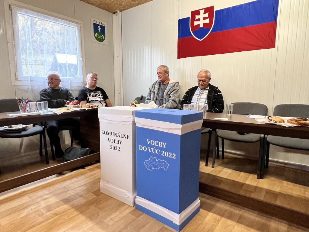 Na Slovensku sa v sobotu o siedmej hodine ráno začali historicky prvé spojené voľby do orgánov samosprávy obcí a do orgánov samosprávnych krajov. Na snímke členovia volebnej komisie vo volebnej miestnosti v najmenšej obci na Slovensku Príkra v okrese Svidník 29. októbra 2022. FOTO TASR - Maroš Černý 