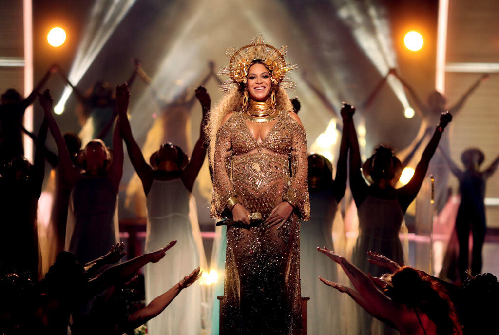 Beyoncé počas vystúpenia, keď čakala dvojičky.