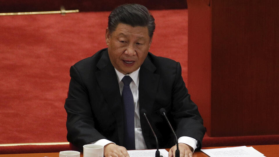 EBE 33 Peking - Na snímke čínsky prezident Si Ťin-pching reční na zhromaždení vo Veľkej sieni ľudu pri príležitosti 70. výročia vyslania čínskych vojakov na Kórejský polostrov, aby vo vojne v rokoch 1950-53 pomohli Severnej Kórei bojovať proti silám OSN vedeným Spojenými štátmi a proti juhokórejskej armáde v Pekingu 23. októbra 2020. Si Ťin-pching vyhlásil, že Čína nikdy nedovolí, aby boli jej záujmy v oblasti suverenity, bezpečnosti a rozvoja podkopávané, a že s čínskym ľudom sa nikto nebude za