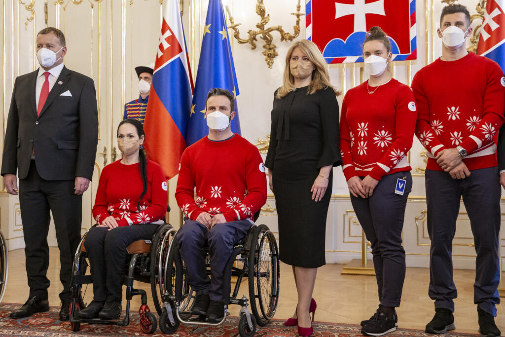 Prezidentka Zuzana Čaputová si na slávnostný akt obliekla čierne šaty.