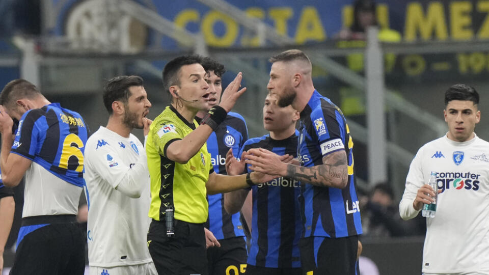 EBE 60 Miláno - Na snímke uprostred napravo slovenský obranca Interu Milan Škriniar diskutuje s rozhodcom, ktorý mu udelil druhú žltú kartu v zápase 19. kola talianskej Serie A vo futbale Inter Miláno - Empoli FC v pondelok 23. januára 2023. FOTO TASR/AP
Inter Milan's Milan Skriniar, center right, talks with the referee after he get the second yellow card during a Serie A soccer match between Inter Milan and Empoli at the San Siro stadium in Milan, Italy, Monday Jan. 23, 2023. (AP Photo/Luca Br