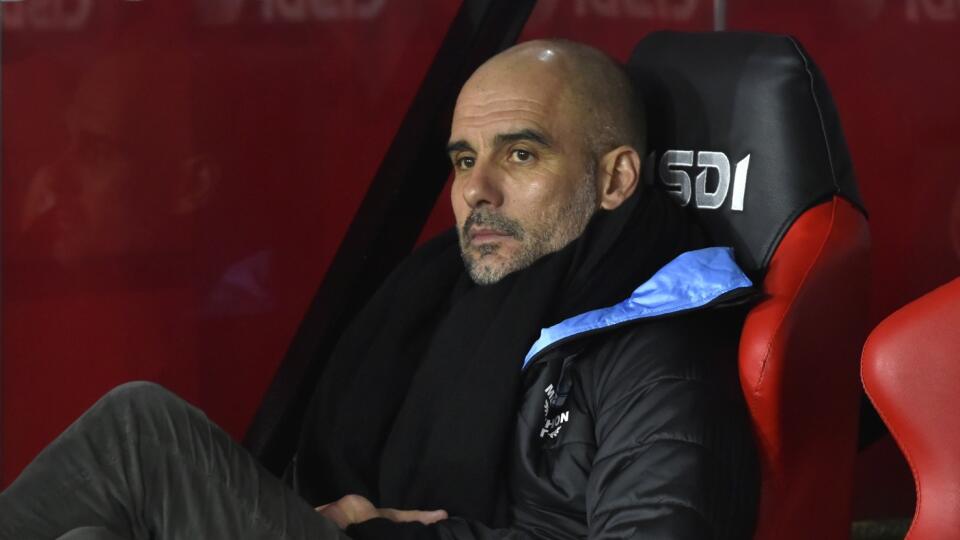 EBE 25 Sheffield - Na snímke španielsky tréner Manchestru City Josep Guardiola sleduje z lavičky ihrisko pred 24. koola anglickej futbalovej Premier League Sheffield Utd - Manchester City v Sheffielde 21. januára 2020. FOTO TASR/AP
Manchester City's head coach Pep Guardiola looks out from the bench prior the English Premier League soccer match between Sheffield United and Manchester City at Bramall Lane in Sheffield, England, Tuesday, Jan. 21, 2020. (AP Photo/Rui Vieira)