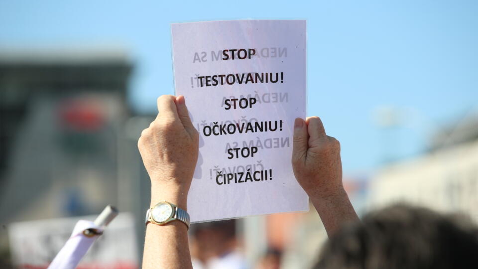 Protest pred Prezidentským palácom dáva priestor rôznym ľuďom s rôznymi názormi.