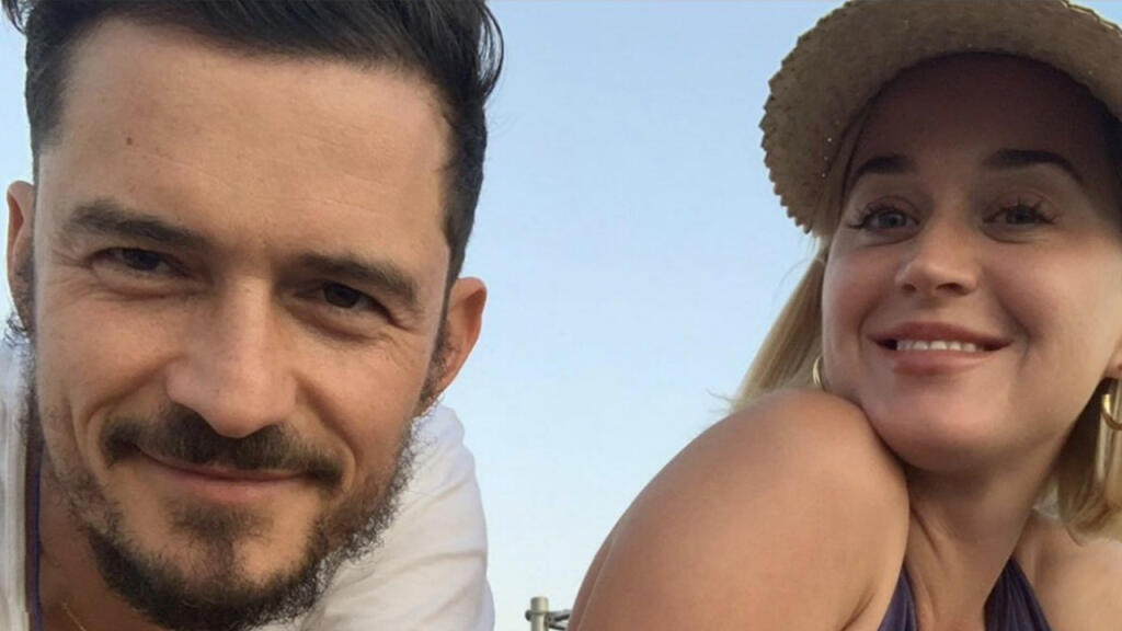 Zaľúbenci a rodičia 9-mesačnej Daisy Katy Perry (36) a Orlando Bloom (44) sa vybrali do historických Benátok a aj keď im fotografi a fanúšikovia nechceli dať pokoj, neustále si prejavovali nežnosti a užívali každý moment.