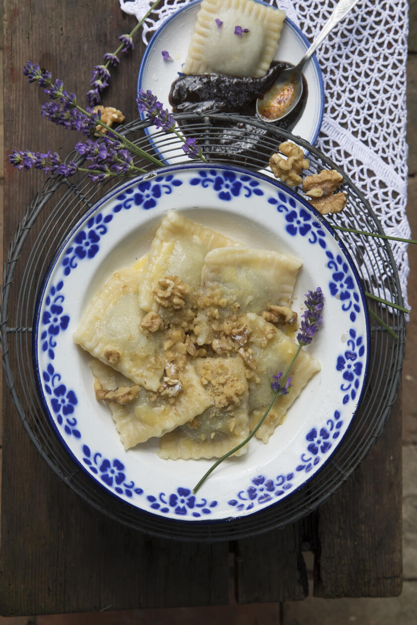 Lekvárové perky s orechovou posýpkou, z Tekovskej Novej Vsi v Levickom okrese
recept:
5 PORCIÍ, PRÍPRAVA 30 MINÚT
• 500 g hrubej múky • 1 lyžica masti
• 10-12 lyžíc horúcej vody • 1 vajce
• štipka sódy bikarbóny • soľ • slivkový
lekvár • cukor a orechy na posypanie, maslo na poliatie
1. Z múky, masti, vody a trochy soli zamies- te cesto. Keď vychladne, zapracujte vajce a sódu.
2. Cesto vyvaľkajte a rozdeľte na polovicu. Na jednu časť uložte kôpky slivkového lek- váru. P