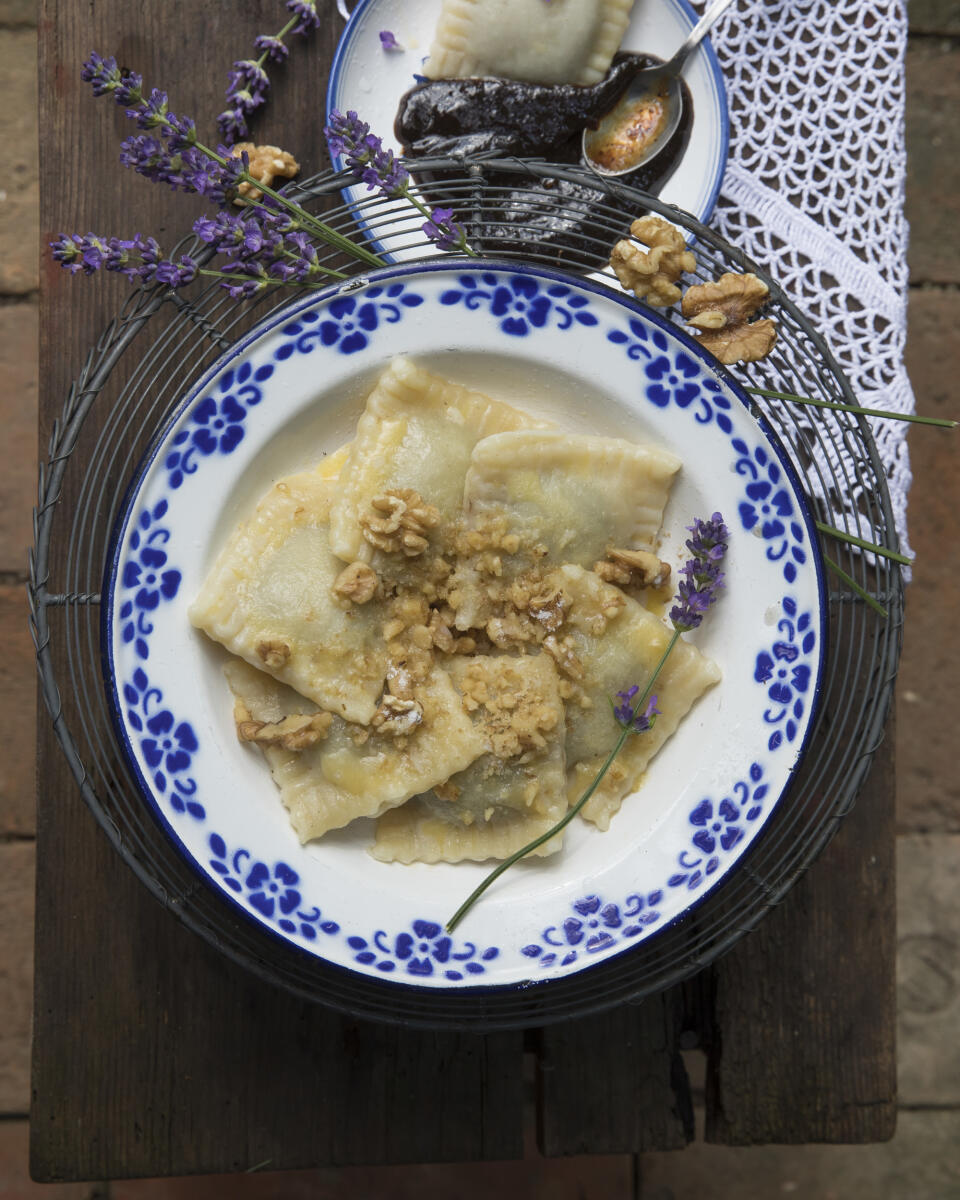 Lekvárové perky s orechovou posýpkou, z Tekovskej Novej Vsi v Levickom okrese
recept:
5 PORCIÍ, PRÍPRAVA 30 MINÚT
• 500 g hrubej múky • 1 lyžica masti
• 10-12 lyžíc horúcej vody • 1 vajce
• štipka sódy bikarbóny • soľ • slivkový
lekvár • cukor a orechy na posypanie, maslo na poliatie
1. Z múky, masti, vody a trochy soli zamies- te cesto. Keď vychladne, zapracujte vajce a sódu.
2. Cesto vyvaľkajte a rozdeľte na polovicu. Na jednu časť uložte kôpky slivkového lek- váru. P