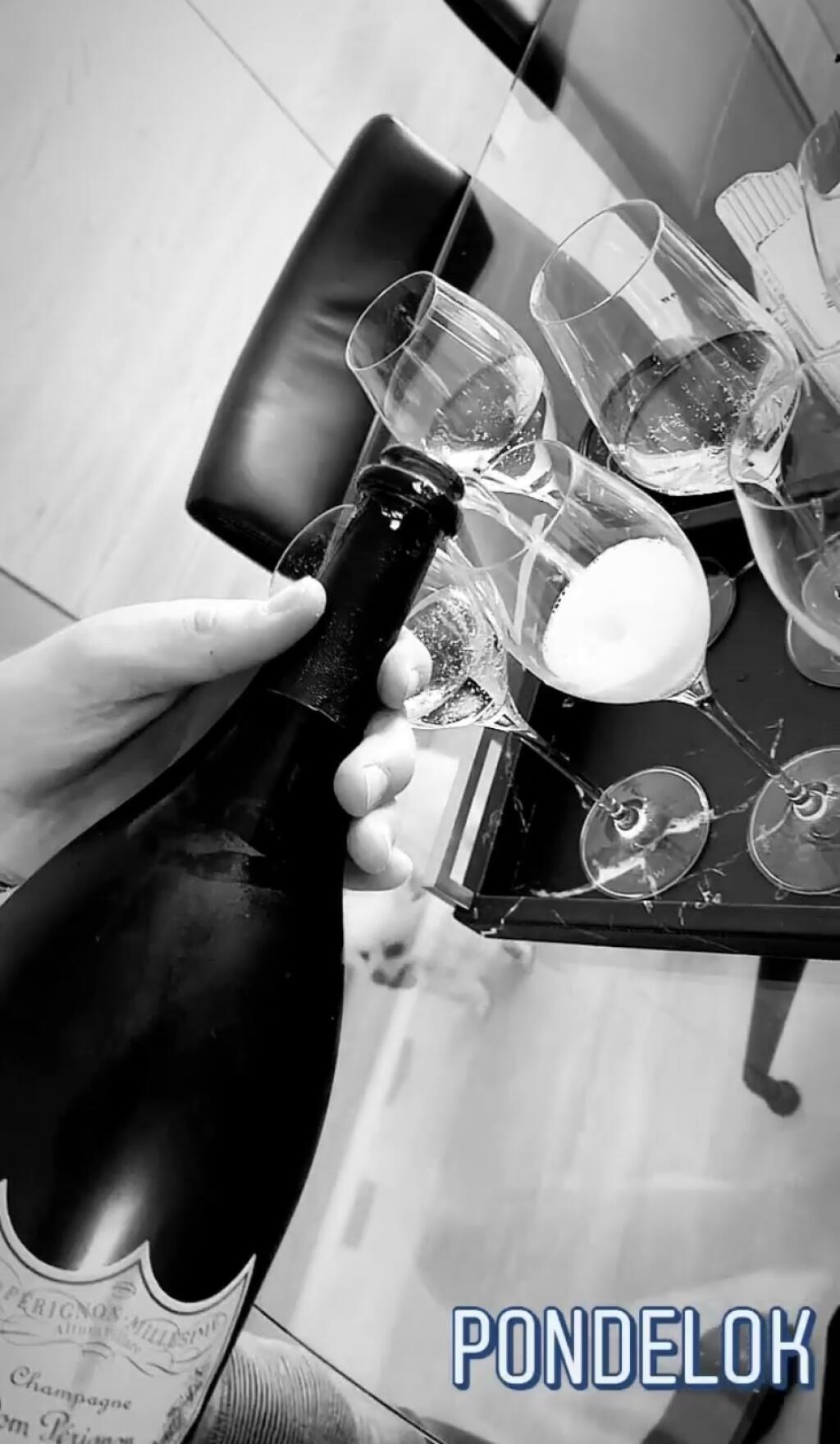 Škriniarova priateľka sa pochválila luxusným pitím na dcérkinej párty. Dopriala si šampanské slávnej značky, ktorého fľaša vás vyjde na niekoľko stoviek eur.