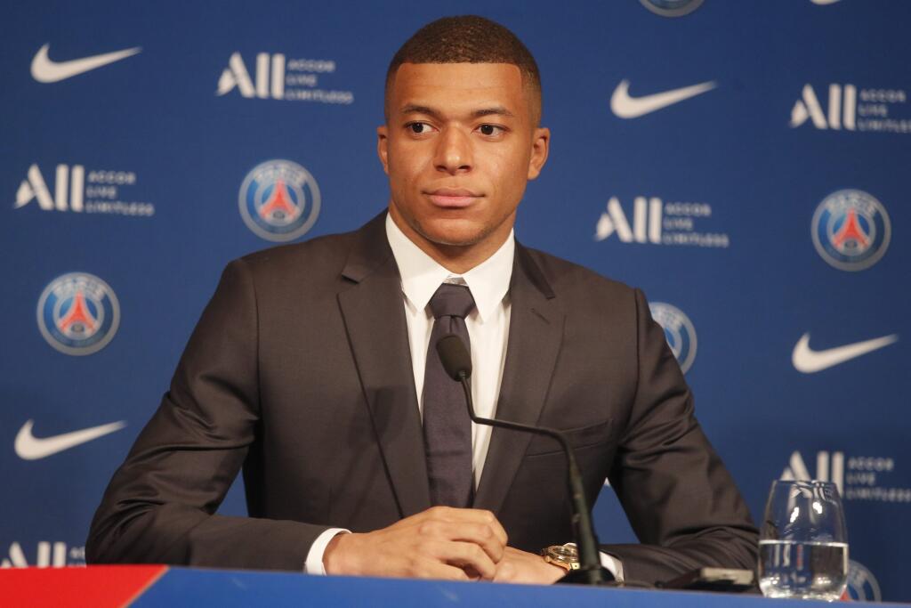 Útočník francúzskeho klubu Paríž St. Germain (PSG) Kylian Mbappe sedí počas tlačovej konferencie v Paríži v pondelok 23. mája 2022. Francúzsky futbalový reprezentant Kylian Mbappe predĺžil kontrakt s PSG až do roku 2025. Potvrdilo to vedenie klubu. Dvadsaťtriročnému útočníkovi 30. júna končila platnosť zmluvy. Výrazný záujem o jeho služby mal Real Madrid, no Mbappe napokon odmietol ponuku španielskeho majstra a rozhodol sa zostať v PSG. FOTO TASR/AP