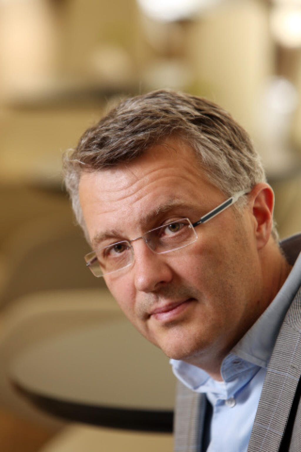 Tomáš Kopecký - pracoval ako manažér predaja pre zastúpenie automobiliek Land Rover a Ford