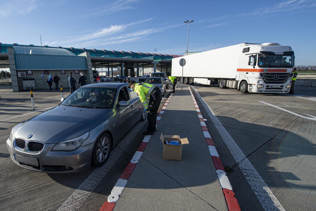 Na snímke policajné kontroly so zvýšenými opatreniami v súvislosti s koronavírusom na hraniciach s Rakúskom - Jarovce - Kitsee. Bratislava, 14. marca 2020. FOTO TASR - Michal Svítok