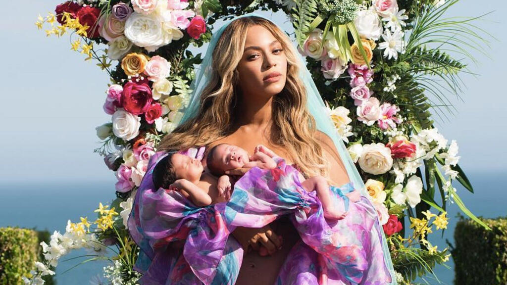 Prvá oficiálna foto Beyoncé s jej dvojičkami, ktoré dostali mená Rumi a Sir Carter.
