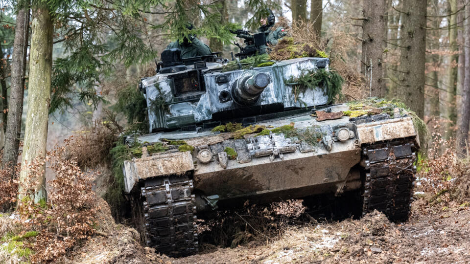 WA 22 archív Hohenfels - Na archívnej snímke z 27. januára 2022 tank Leopard 2 poľskej armády stojí v zalesnenej oblasti počas medzinárodného vojenského cvičenia vo vojenskom výcvikovom priestore Hohenfels. Zbrojárska spoločnosť Rheinmetall by mohla dodať tanky Leopard 2 pre Ukrajinu najskôr v roku 2024. V nedeľu 15. januára 2023 to uviedol generálny riaditeľ spoločnosti Armin Papperger, informuje TASR podľa denníka Bild. FOTO TASR/DPA
ARCHIV - 27.01.2022, Bayern, Hohenfels: Ein Panzer der po