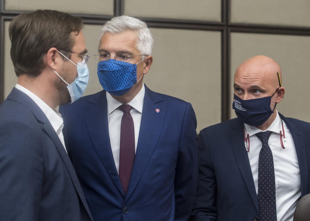 Páni ministri. Na snímke z augusta 2020 minister školstva Branislav Gröhling (SaS), minister zahraničných vecí Ivan Korčok (nominant SaS) a minister zdravotníctva Marek Krajčí (OĽaNO). Dnes už ani jeden z nich nie je ministrom.  FOTO TASR - Martin Baumann