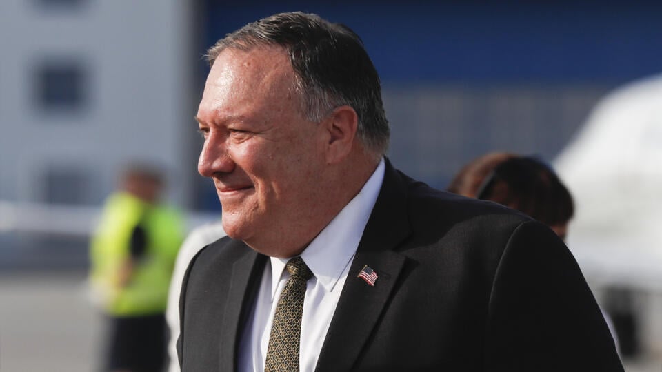 JB 13 Praha - Americký minister zahraničných vecí
Mike Pompeo prichádza po jeho prílete na letisku v Prahe 11. augusta 2020. Pompeo dnes pricestoval na dvojdňovú návštevu Česka, ktorá je začiatkom jeho cesty po niektorých európskych krajinách. FOTO TASR/AP
U.S. Secretary of State Mike Pompeo arrives at the airport in Prague, Czech Republic, Tuesday, Aug. 11, 2020. U.S. Secretary of State Mike Pompeo is in Czech Republic at the start of a four-nation tour of Europe. Slovenia, Austria and Poland