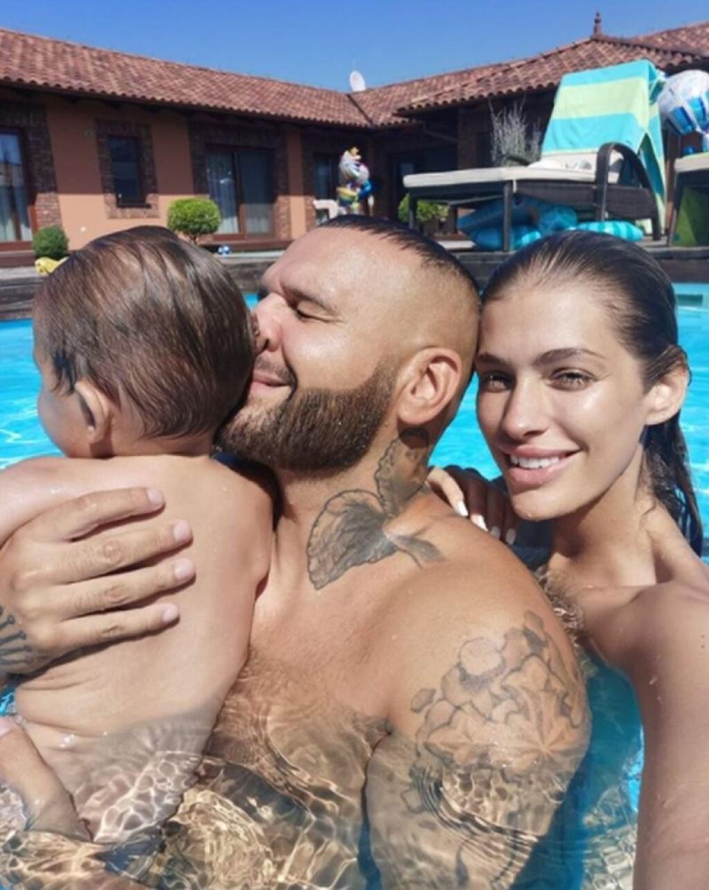Jasmina s rodinou u nich doma.