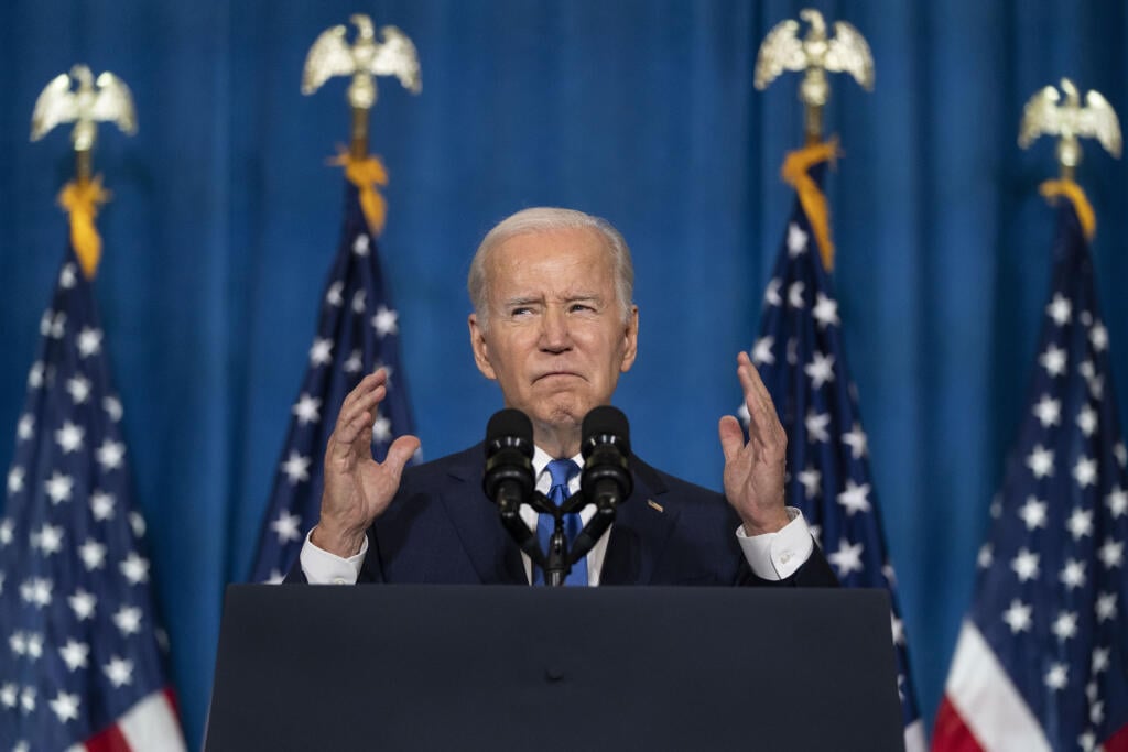 PK 21 Washington - Americký prezident Joe Biden reční o hrozbách demokracie pred budúcotýždňovými voľbami vo Washingtone 2. novembra 2022. Biden pred budúcotýždňovými voľbami v USA vyzval voličov, aby pomohli zachrániť americkú demokraciu, ktorú podľa neho ohrozujú lži, násilie a spochybňovanie volebného procesu zo strany protrumpovských republikánov. FOTO TASR/AP

President Joe Biden speaks about threats to democracy ahead of next week's midterm elections, Wednesday, Nov. 2, 2022, at the Columb