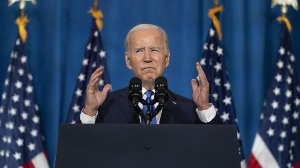 PK 21 Washington - Americký prezident Joe Biden reční o hrozbách demokracie pred budúcotýždňovými voľbami vo Washingtone 2. novembra 2022. Biden pred budúcotýždňovými voľbami v USA vyzval voličov, aby pomohli zachrániť americkú demokraciu, ktorú podľa neho ohrozujú lži, násilie a spochybňovanie volebného procesu zo strany protrumpovských republikánov. FOTO TASR/AP

President Joe Biden speaks about threats to democracy ahead of next week's midterm elections, Wednesday, Nov. 2, 2022, at the Columb