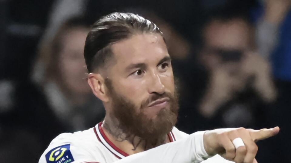 WA 13 Angers - Futbalista Paríža St. Germain Sergio Ramos sa teší po strelení gólu počas zápasu 33. kola francúzskej Ligue 1 Angers SCO – Paríž Saint-Germain vo francúzskom meste Angers v stredu 20. apríla 2022. FOTO TASR/AP 

PSG's Sergio Ramos celebrates his goal during the League One soccer match between Angers and Paris Saint Germain, at the Raymond-Kopa stadium in Angers, western France, Wednesday, April 20, 2022. (AP Photo/Jeremias Gonzalez)