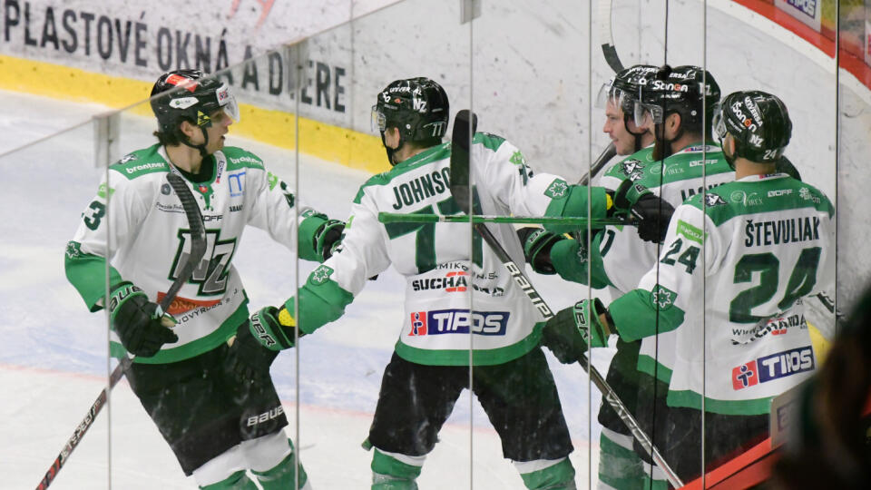 Na snímke radosť hráčov Nových Zámkov po úvodnom góle v zápase 11. kola hokejovej Tipos extraligy HC MIKRON Nové Zámky - Slovan Bratislava 21. októbra 2022 v Nových Zámkoch. FOTO TASR - Henrich Mišovič