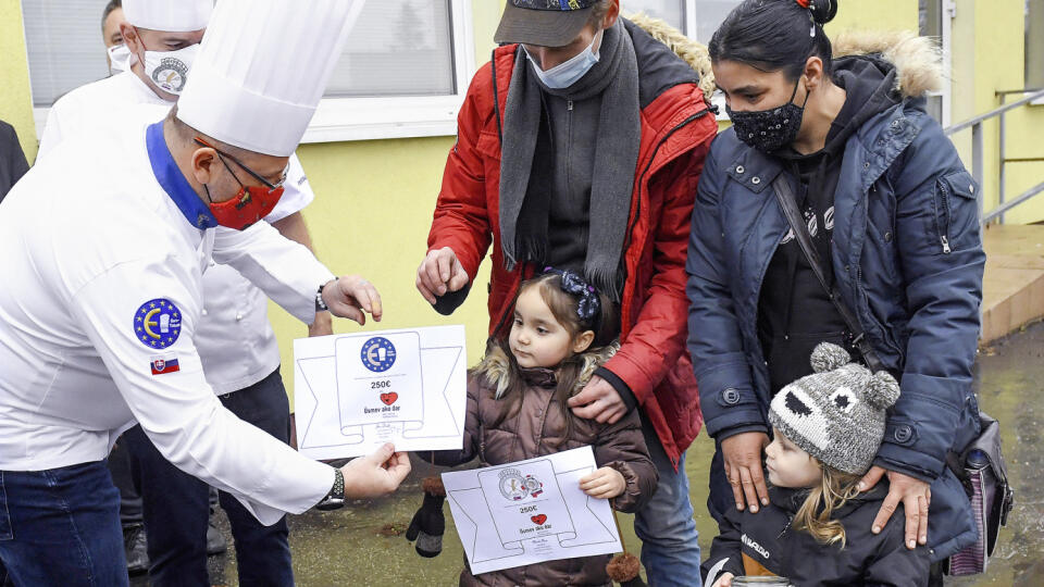 Odovzadanie daru v rŠmci akcie neziskovej organizŠcie ŕsmev ako dar
