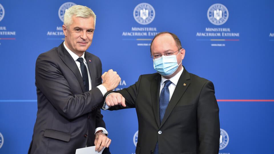 WA 23 Bukurešť - Slovenský minister zahraničných vecí Ivan Korčok (vľavo) a jeho rumunský náprotivok Bogdan Aurescu sa zdravia lakťami počas stretnutia v Bukurešti v utorok 16. februára 2021. FOTO TASR/Agerpres - Radu Tuta
Ivan Korcok (stg.), ministrul Afacerilor Externe si Europene al Republicii Slovacia, si Bogdan Aurescu (dr.), ministrul Afacerilor Externe, la finalul conferintei comune de presa sustinuta la sediul MAE.