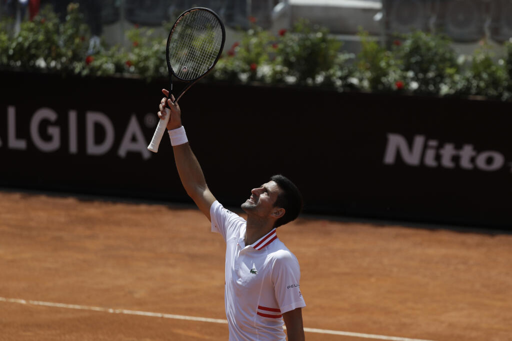 JB 42 Rím - Srbský tenista Novak Djokovič oslavuje po výhre nad Grékom Stefanosom Tsitsipasom v štvrťfinále dvojhry na tenisovom turnaji ATP v Ríme 15. mája 2021. FOTO TASR/AP
Serbia's Novak Djokovic celebrates after winning his his quarter-final match with Greece's Stefanos Tsitsipas at the Italian Open tennis tournament, in Rome, Saturday, May 15, 2021. (AP Photo/Gregorio Borgia)
