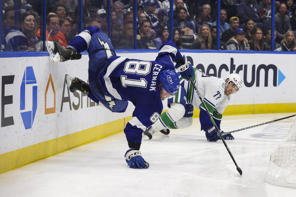 Slovenský hokejista Erik Černák sa vyhol vážnejšiemu zraneniu a mal by nastúpiť za Tampu Bay Lightning v druhom zápase série 2. kola play off NHL na ľade Floridy Panthers.