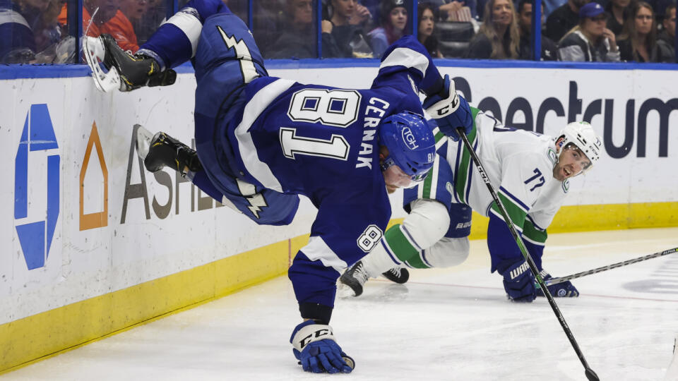 Slovenský hokejista Erik Černák sa vyhol vážnejšiemu zraneniu a mal by nastúpiť za Tampu Bay Lightning v druhom zápase série 2. kola play off NHL na ľade Floridy Panthers.