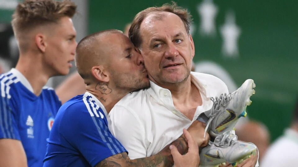 Po obrovskom výbuchu radosti prejavil veľké emócie k fanúšikom tréner Vladimír Weiss.