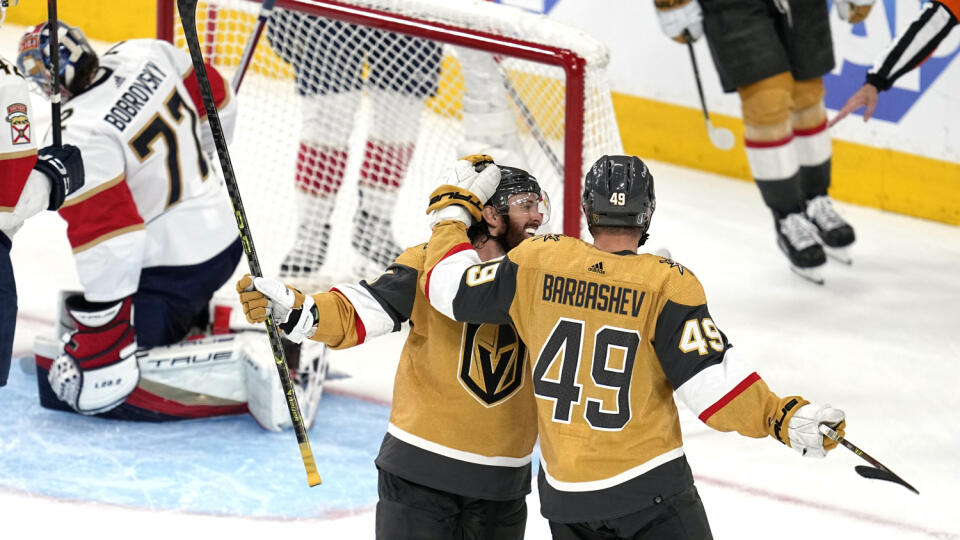 WA 5 Las Vegas - Hokejisti Vegasu Jonathan Marchessault (uprostred) a Ivan Barbašev sa tešia po strelení gólu v piatom zápase finále play off zámorskej hokejovej NHL Vegas Golden Knights - Florida Panthers v Las Vegas v utorok 13. júna 2023. Hokejisti Vegas Golden Knights získali prvýkrát v histórii Stanleyho pohár. V piatom dueli finále play off NHL zvíťazili nad Floridou Panthers jasne 9:3 a v celej sérii triumfovali 4:1 na zápasy. Útočník Vegas Golden Knights Jonathan Marchessault bol s 25 bo