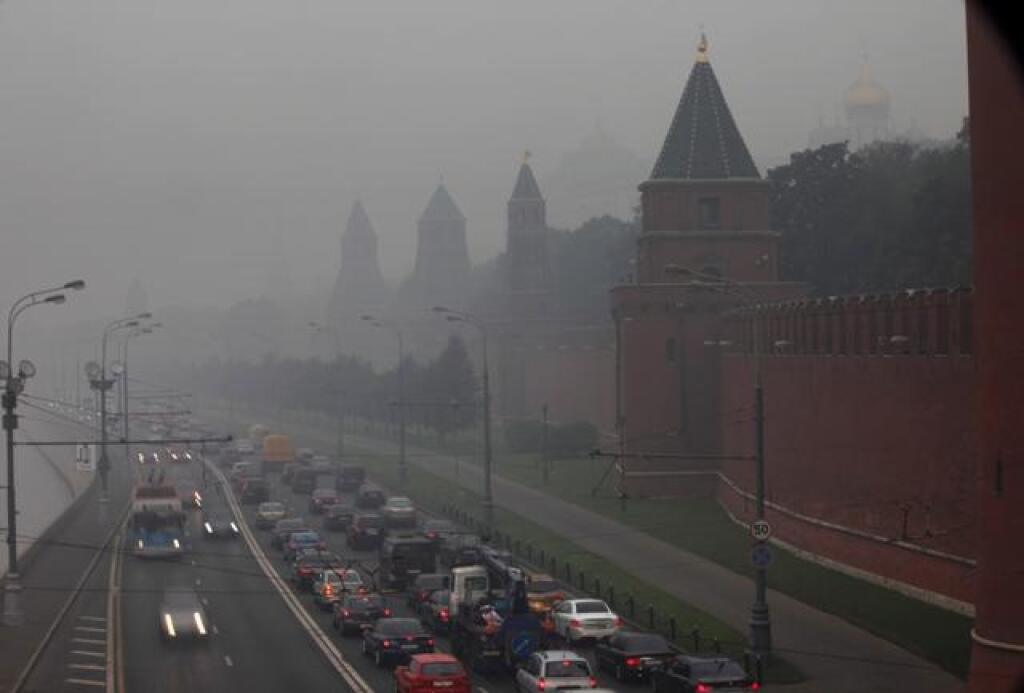 Смог в москве. Торфяники в Москве 2010. 2010 Год Москва торфяники смог. Смок 2010 года в Москве. Горящие торфяники в Москве 2010.