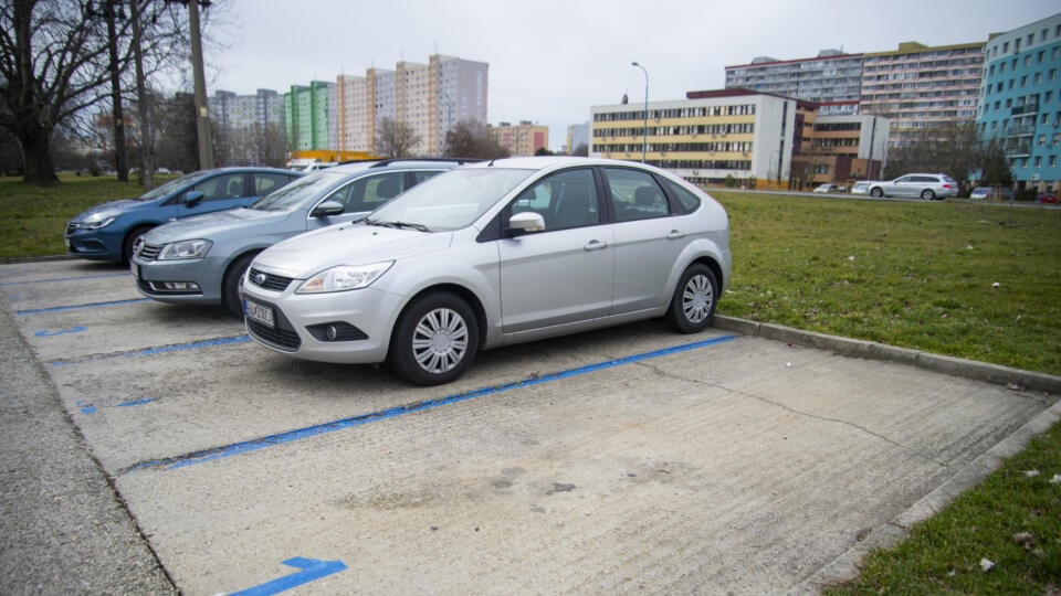 Na snímke vyhradené parkovacie miesta pre registrovaných obyvateľov v rámci rezidenčného parkovania v mestskej časti Petržalka v Bratislave 25. februára 2020. FOTO TASR - Jakub Kotian