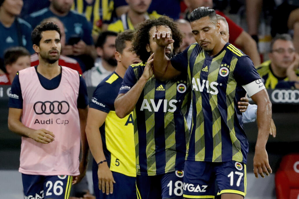 Fanúšikovia Fenerbahce zdeptali vlastného hráča.