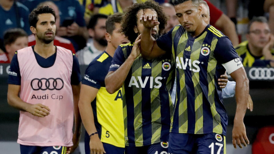 Fanúšikovia Fenerbahce zdeptali vlastného hráča.
