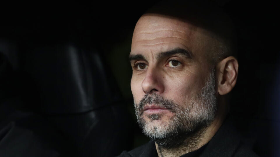 KK35 Madrid - Tréner Manchestru City Pep Guardiola sa pozerá pred začiatkom prvého zápasu osemfinále futbalovej Ligy majstrov Real Madrid - Manchester City 26. februára 2020 v Madride. FOTO TASR/AP
Manchester City's head coach Pep Guardiola looks out from the bench prior the Champions League, round of 16, first leg soccer match between Real Madrid and Manchester City at the Santiago Bernabeu stadium in Madrid, Spain, Wednesday, Feb. 26, 2020. (AP Photo/Manu Fernandez)