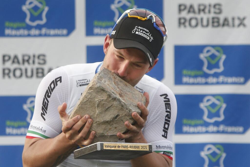 Taliansky cyklista Sonny Colbrelli víťazí pred druhým Belgičanom Florainom Vermeerschom (vpravo) počas pretekov 118. ročníka monumentu Paríž - Roubaix vo francúzskom meste Roubaix 3. októbra 2021.
