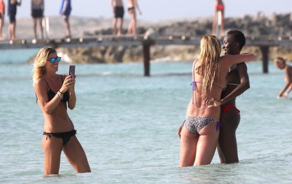V minulosti si Egonu vyrazili na spoločnú dovolenku na Formenteru s priateľkou Francescou Piccinini, kde sa opaľovala na pláži hore bez